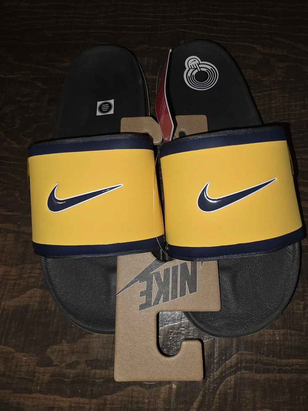 Nike MICHIGIAN WOLVERINES OFF COURT SLIDES. Size 11M. Nwt